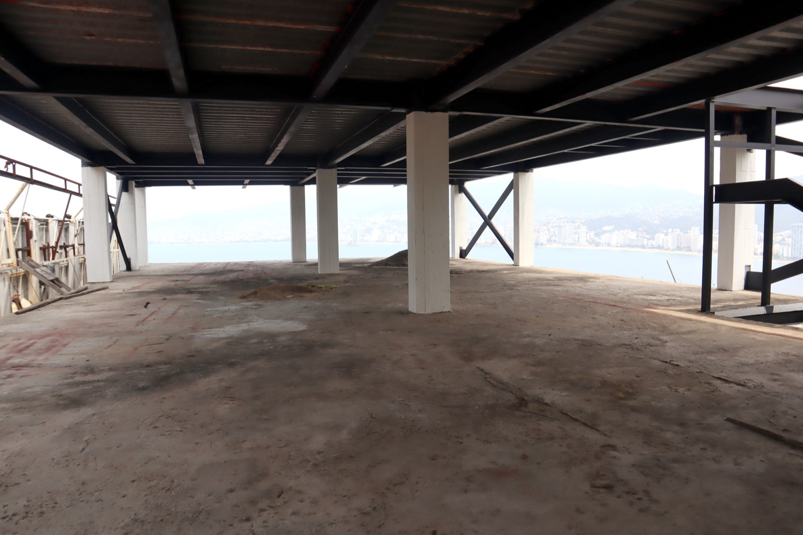 Nivel 1 · interior en obra · vista bahía